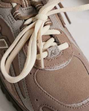 New Balance 204L sneakers in brown
