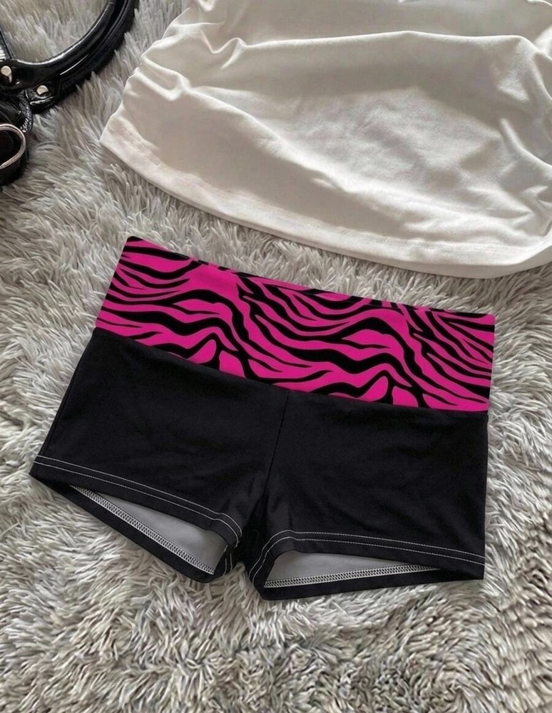 Attitoon 女款短褲,拼接腰部設計,桃紅色動物印花圖案,四季百搭,適合運動與街頭穿搭,時尚簡約酷帥機車風,Y2K現代派對造型,校園派對、夜店派對、社交派對、假期派對必備,女性派對穿搭